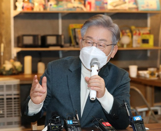 이재명 더불어민주당 대선 후보가 기본소득의 재원 마련 중 하나로 언급한 국토보유세에 관심이 모아진다. <연합뉴스>